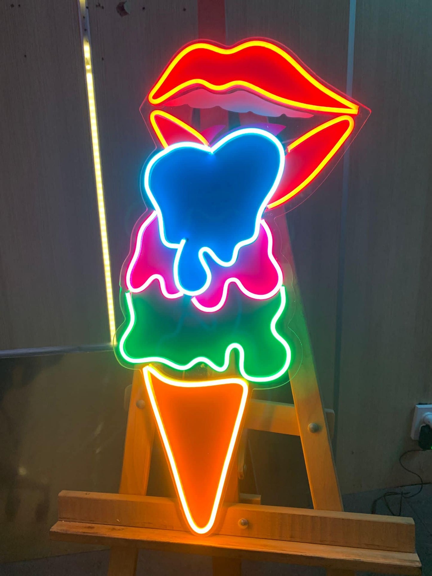 ice cream neon sign , restaurant neon art , retro design neon sign , vintage ice cream , best ice cream shop sign